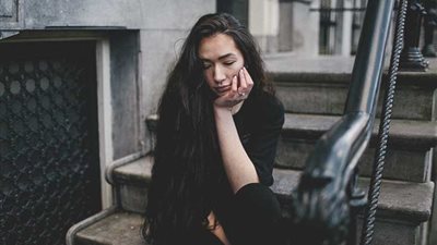 أخصائية نفسية: شعورك بالضعف يحميكِ من الجلطات