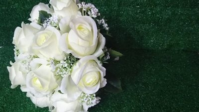 «جيرب العروسة».. 5 خطوات لـ تصميم بوكيه الورد في منزلك 