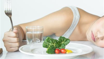 عادات غذائية تُشير إلى إصابة ابنتك بمرض نفسي.. تعرفي عليها