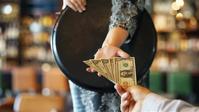 البقشيش.. «إتاوة» يفرضها برستيج الزبون.. وأزهري: حرام شرعًا
