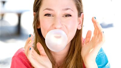 منها معالجة حساسية الأسنان.. 3 فوائد لمضغ اللبان الخالي من السكر