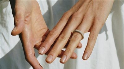 «لو ضوافرك ضعيفة».. إليكِ أفضل الحمامات المنزلية لعلاجها 