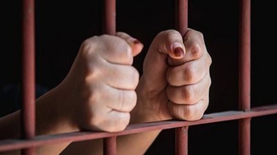 المؤبد لـ ربة منزل.. استعانت بـ 3 رجال لقتل شقيقها ومثلت بجثته