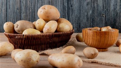 منها النظارات.. 5 أغراض في البيت يمكنكِ تنظيفها بالبطاطس