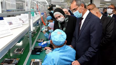 تدشين أول خط إنتاج عربي للتابلت واللاب توب.. ونيفين جامع: نستعد للثورة الصناعية الرابعة