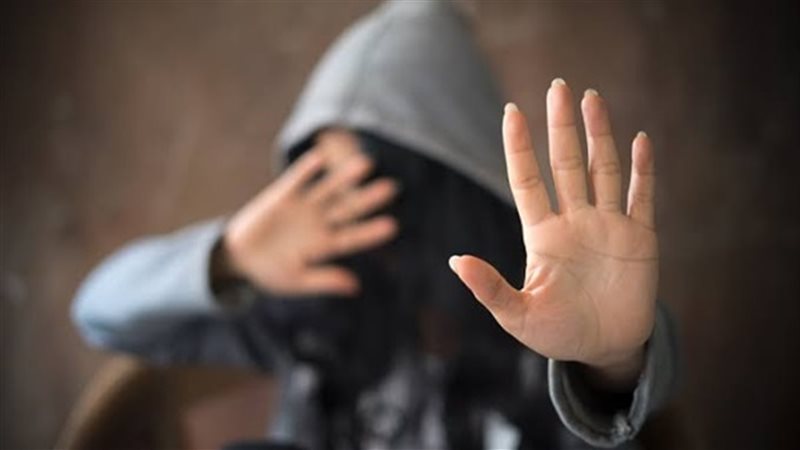 الفتاه وزميلتها رفعا