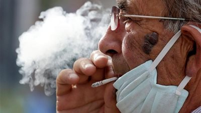 استشاري يحذر المدخنين من فيروس كورونا .. فيديو