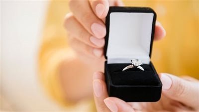 بسبب نجاحها في الريجيم .. هدية من سيدة لخطيبة ابنها  