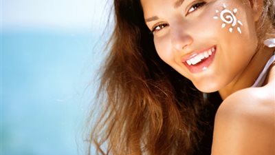 خطوات الحفاظ على نضارة البشرة في الصيف.. فيديو