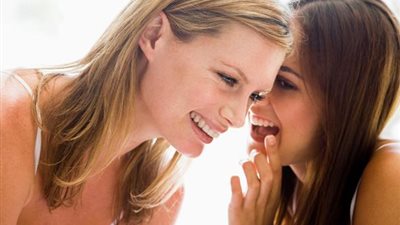 أخصائية علم نفس تُحذر الزوجات: 4 أسرار عن زوجك لا تخبري بها صديقتك