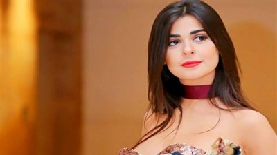 بالكاش مايوه الأحمر.. إطلالة مثيرة لـ«رانيا منصور» تخطف الأنظار