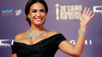 هند صبري تنشر صورة لوالدتها وتهنئها بعيد ميلادها: «أنتِ قمري وشمسي وبوصلتي»