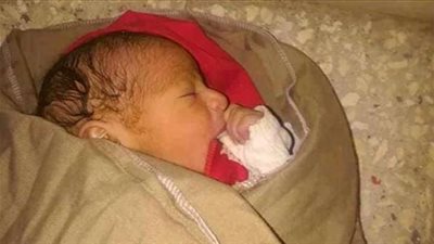 القبض على أم ألقت رضيعها في الشارع.. مطلقة وتعمل في كافيه بالغردقة