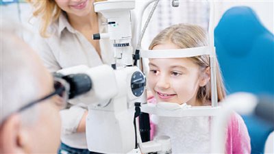 تسببوا في فقدان طفلة لبصرها.. الحبس عامان لـ16 طبيبا بتهمة الإهمال