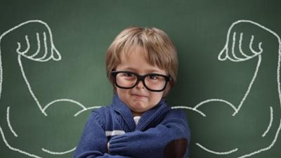 لو ابنك كتوم.. 5 نصائح لزيادة ثقة طفلك في نفسه والتعبير عن مشاعره | فيديو