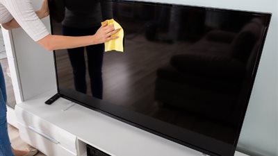 5 أخطاء تجنبيها عند تنظيف التلفزيون.. وتحذيرات من سائل الأمونيا