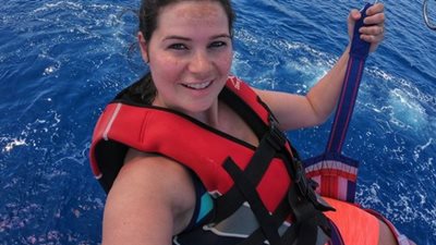 مع الدلافين.. يسرا اللوزي تخطف الأنظار في شرم الشيخ