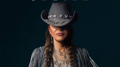 بإطلالة فوق الركبة.. سميرة سعيد تروّج لـ«الساعة اتنين بالليل»