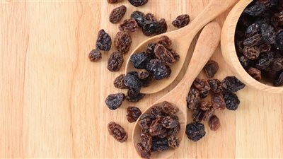 محفز لممارسة العلاقة الزوجية ..10 فوائد صحية لتناول الزبيب للنساء 