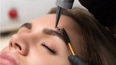 «متروحيش الصالونات».. طرق إزالة شعر الحواجب وتنظيفها في المنزل