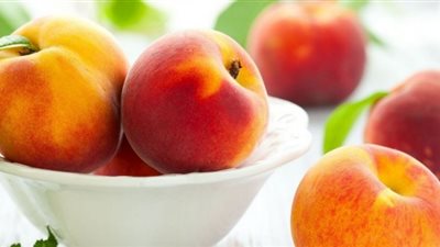 قشروا الخوخ.. تعرف على نصائح طبيبة قبل تناول الفاكهة | فيديو