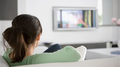 للمرأة الأربعينية.. الإفراط في مشاهدة التلفاز يُصيبك بالمرض اللعين 