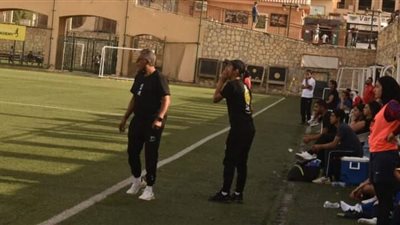 غضب في الأندية بسبب مدرب منتخب الكرة النسائية