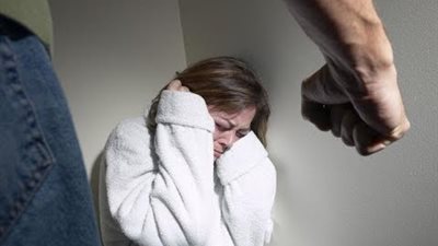 امرأة تشكو من «العنف الزوجي».. واستشاري نفسي: «لا تجعلي نفسك أسيرة»