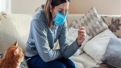 لا أدوية ولا تحاليل.. أستاذ صدر: أوروبا تُعالج 90% من مصابي كورونا بالجلوس في المنزل