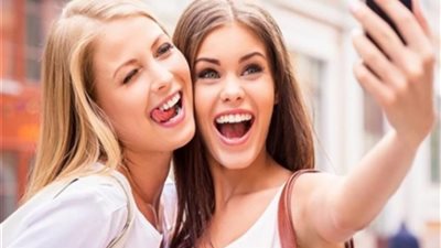5 أسباب لإصابة المرأة بهوس الجمال.. و«السوشيال ميديا» أخطرهم