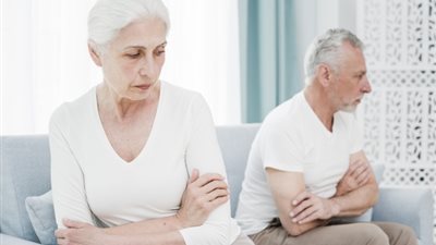 «بيمشي ورا البنات وفضحني».. سبعينية تطلب الخلع بعد 45 سنة زواج