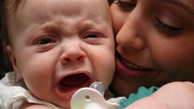 طفلي يرفض الرضاعة ويصرخ.. طبيب يوضح للأمهات كيفية حل هذه المشكلة