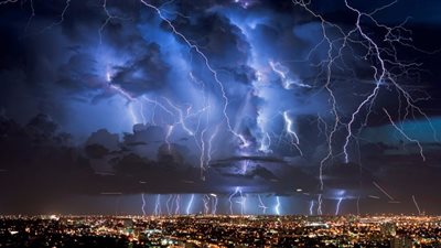 ابني يخاف البرق والرعد.. 4 طرق لحل هذه المشكلة