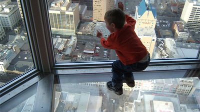 ابني يخاف من المرتفعات.. حلول تربوية تساعدك والسر في الاستمرارية