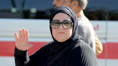«يا جبنة منقوعة».. أسرار حول علاقة دلال عبد العزيز بوالدتها| فيديو