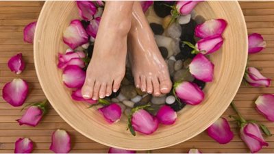 بدون الذهاب لصالونات التجميل.. 4 وصفات في بيتك لعلاج تشقق القدمين