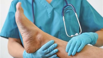 لماذا يتسبب قصور القلب في تورم القدمين؟