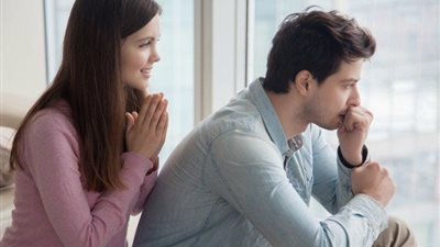 زوجي يُخفي عني راتبه.. استشاري أسري توضح الأسباب والحلول