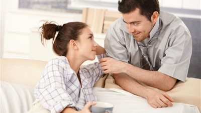 لتتمتعي بحياة سعيدة.. أشياء لا تفعليها بعد عودة زوجك من العمل