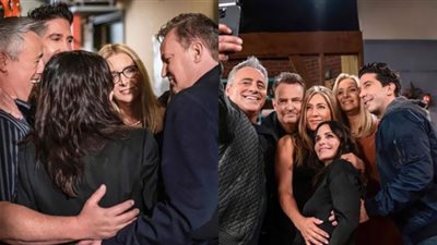 أسرار صادمة ورومانسية في حلقة «لم الشمل» من «Friends».. «حب وقبلات خلف وأمام الكاميرا»