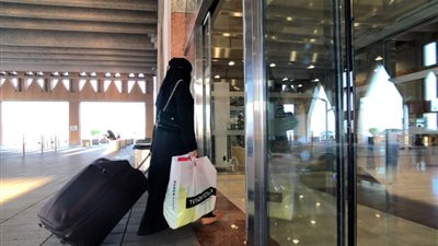 طلب إحاطة بعدم دستورية منع السيدات الإقامة بالفنادق دون محرم