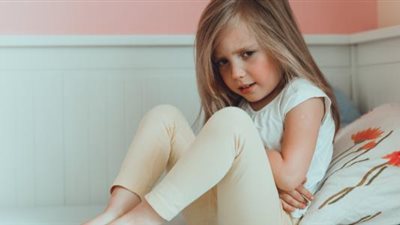 أسباب وجع البطن عند الأطفال.. ومتى تلجأ الأم للطبيب