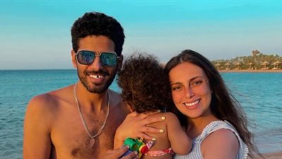 إسراء عبد الفتاح تنشر صورة مع زوجها على البحر.. ومتابع: «البس هدومك يا حمدي»