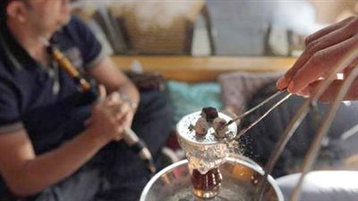 وسيلة سريعة للإصابة بكورونا.. 4 تحذيرات بشأن الشيشة| فيديو 