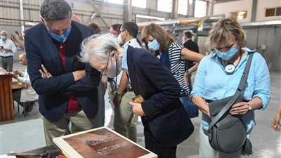 زوجات 20 سفيرًا يزورون مصنع المستنسخات الأثرية بالعبور| صور