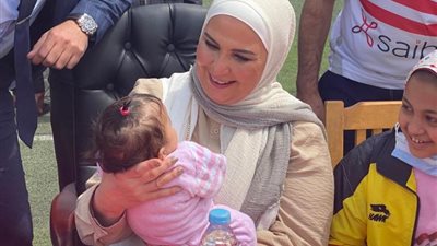 وزيرة التضامن : قمت بقص الحبل السري بنفسي أثناء الولادة.. واشتغلت مع المخرج يوسف شاهين 