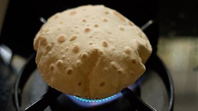 «منها السرطان».. مخاطر صحية يسببها تسخين الخبز.. تعرفي عليها (فيديو)