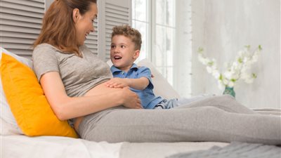 7 طرق لتخبري ابنك الأول بمولودك الجديد