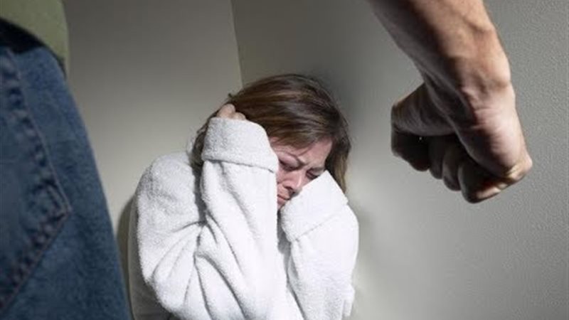 امرأة تشكو من العنف