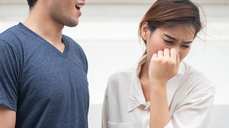 رائحة أسنانه لا تطاق..